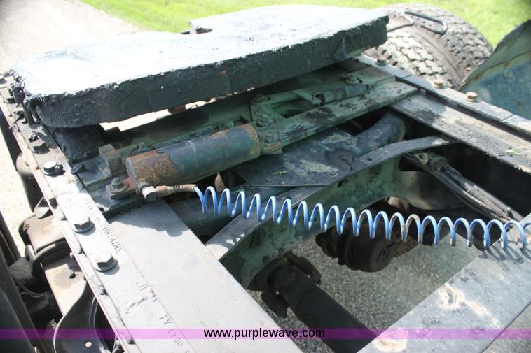 image for item G4049 2000 International 9200 Eagle semi truck