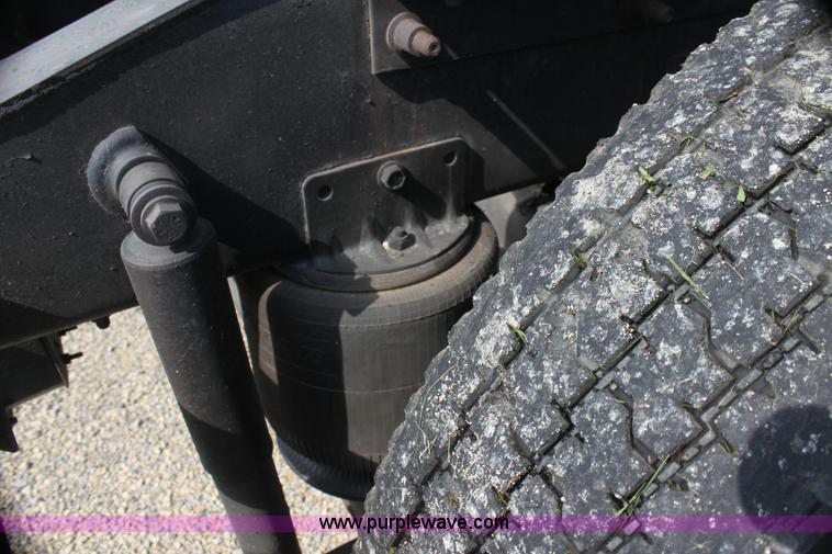 image for item G4049 2000 International 9200 Eagle semi truck