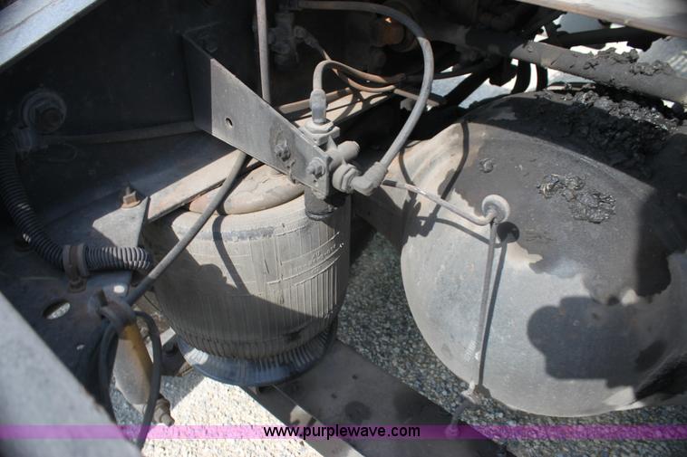 image for item G4049 2000 International 9200 Eagle semi truck