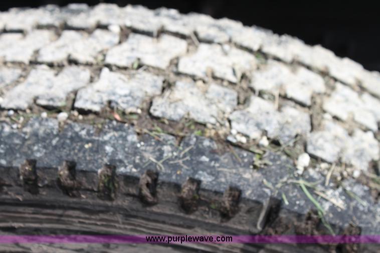 image for item G4049 2000 International 9200 Eagle semi truck