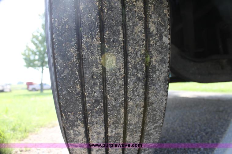 image for item G4049 2000 International 9200 Eagle semi truck