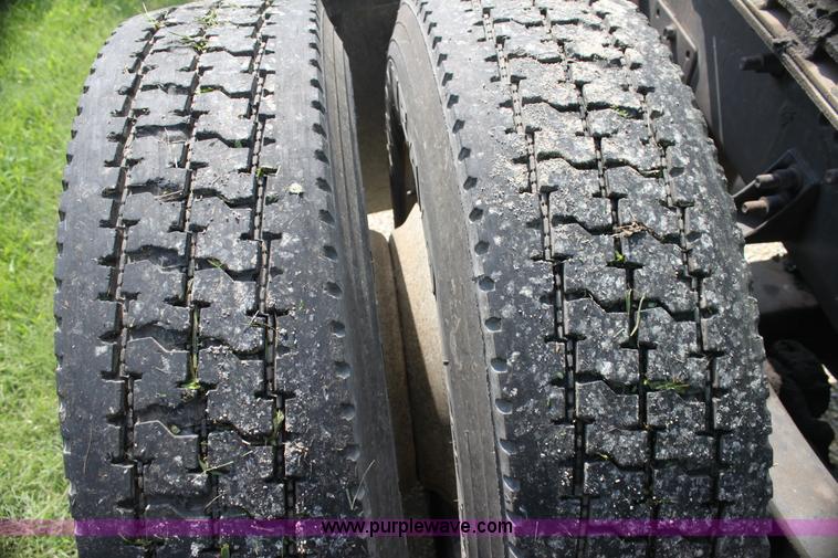 image for item G4049 2000 International 9200 Eagle semi truck