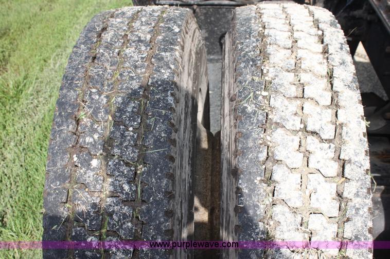 image for item G4049 2000 International 9200 Eagle semi truck