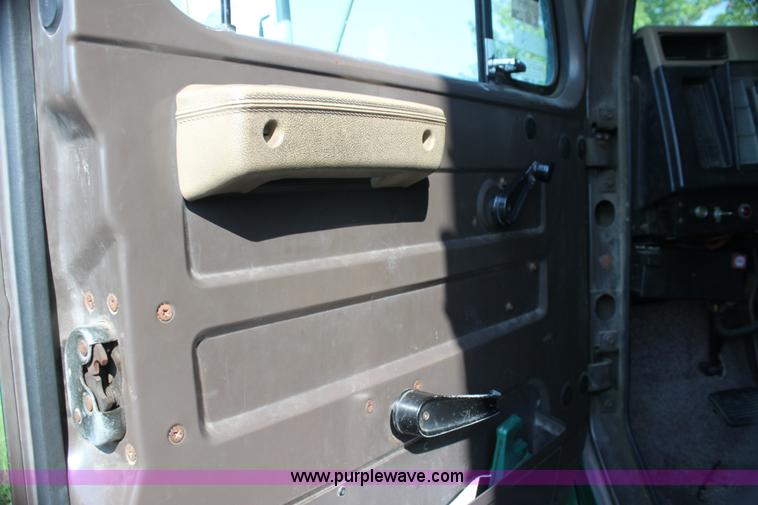 image for item G4054 1991 International 4700 box truck