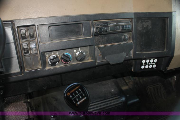 image for item G4054 1991 International 4700 box truck