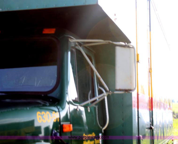 image for item G4054 1991 International 4700 box truck