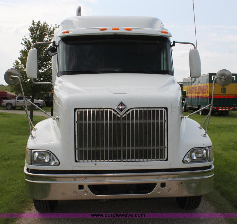 image for item G4055 2007 International 9200i semi truck