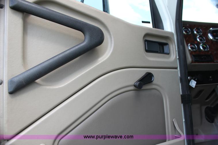 image for item G4055 2007 International 9200i semi truck