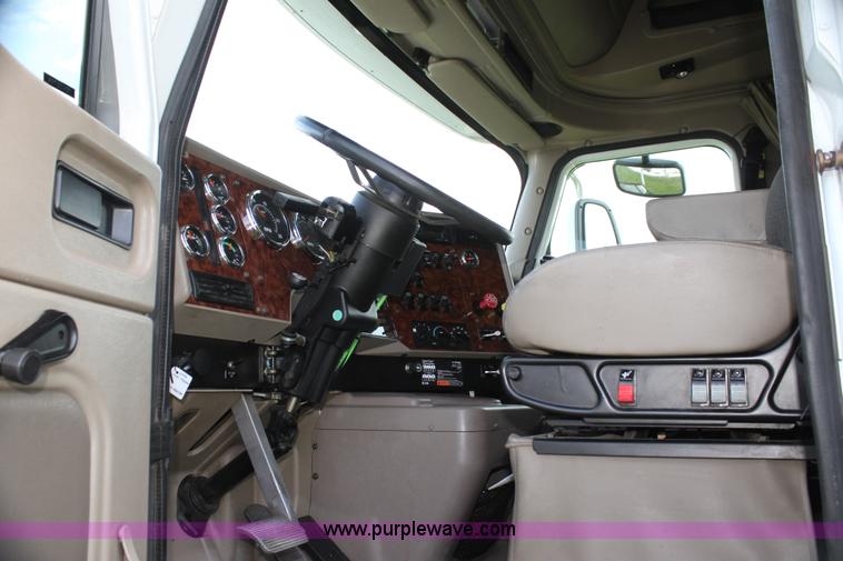 image for item G4055 2007 International 9200i semi truck