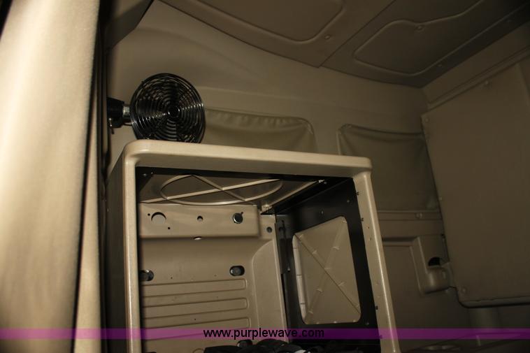 image for item G4055 2007 International 9200i semi truck