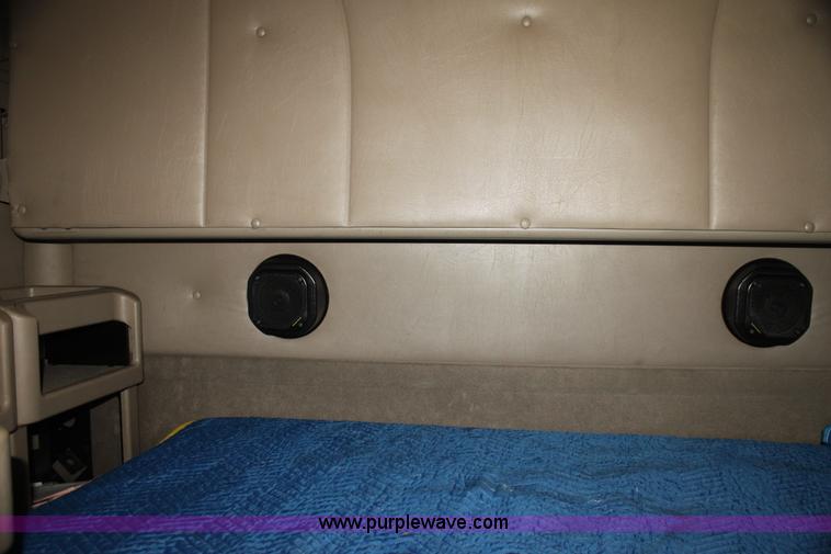 image for item G4055 2007 International 9200i semi truck