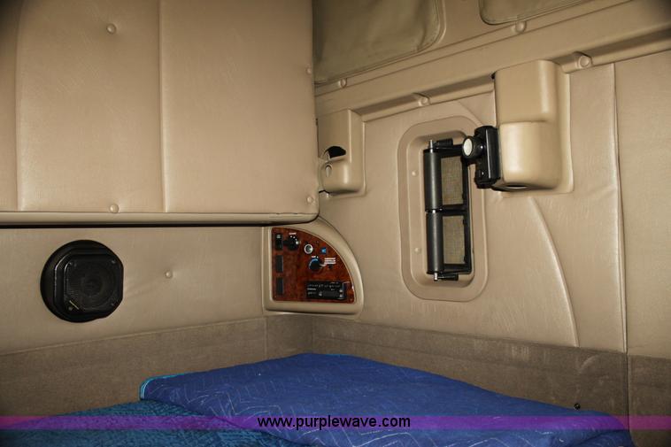 image for item G4055 2007 International 9200i semi truck