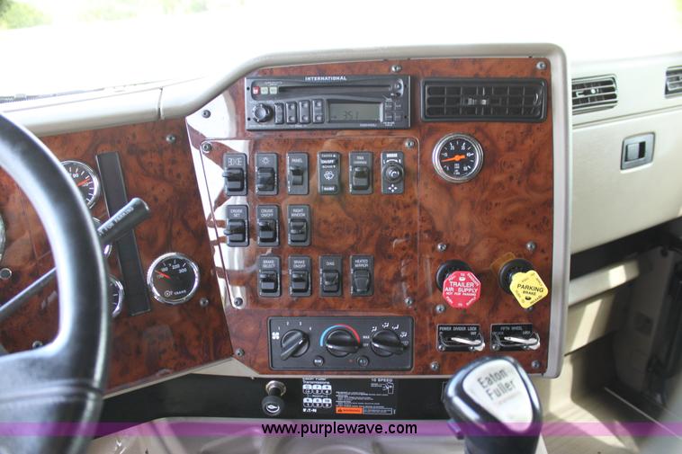 image for item G4055 2007 International 9200i semi truck