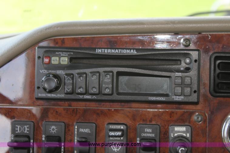 image for item G4055 2007 International 9200i semi truck