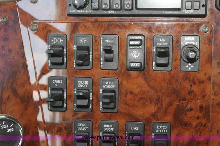 image for item G4055 2007 International 9200i semi truck