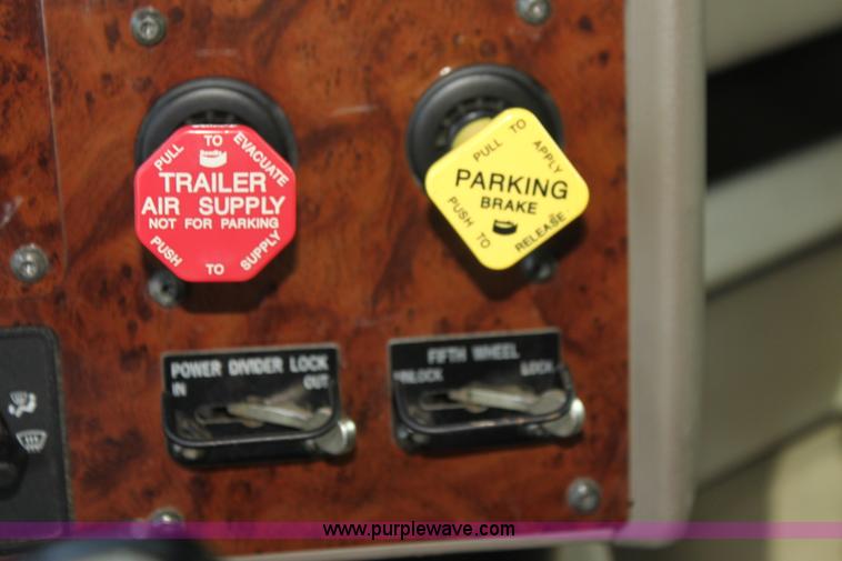 image for item G4055 2007 International 9200i semi truck