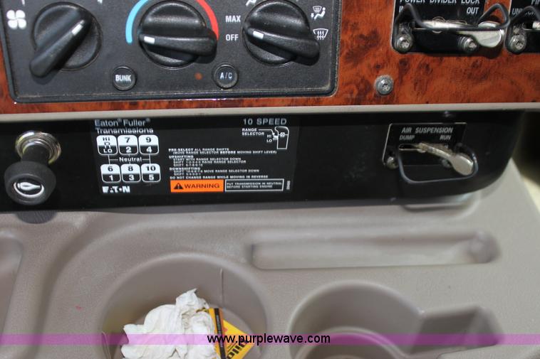 image for item G4055 2007 International 9200i semi truck