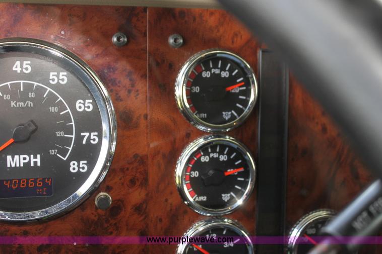 image for item G4055 2007 International 9200i semi truck