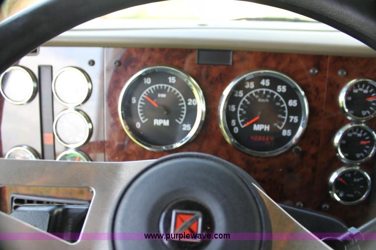 image for item G4055 2007 International 9200i semi truck