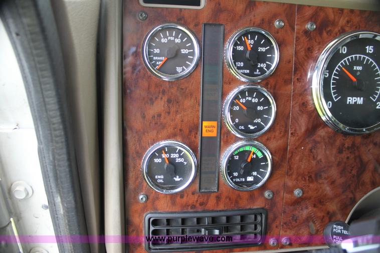 image for item G4055 2007 International 9200i semi truck