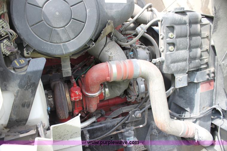 image for item G4055 2007 International 9200i semi truck