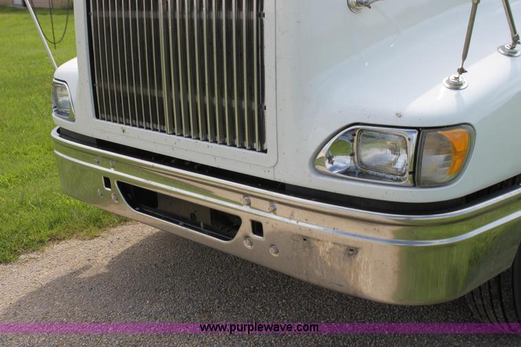 image for item G4055 2007 International 9200i semi truck