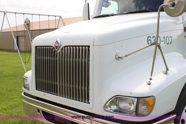 image for item G4055 2007 International 9200i semi truck