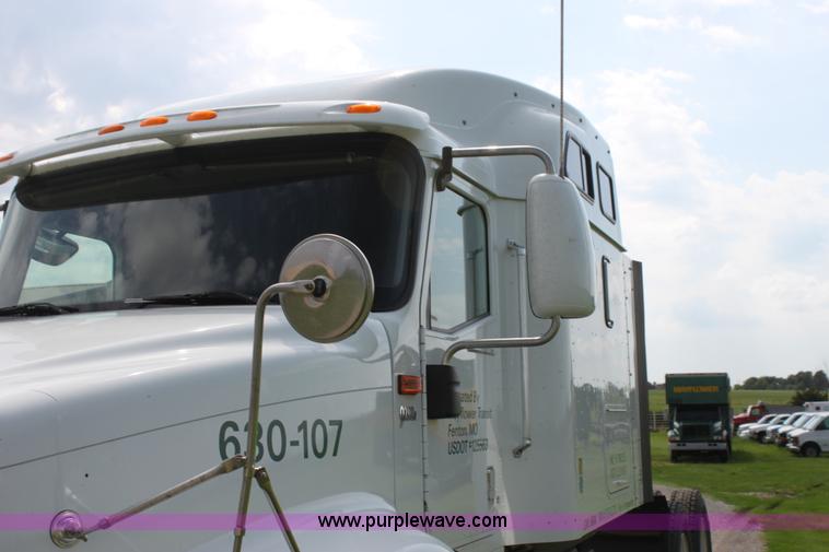 image for item G4055 2007 International 9200i semi truck