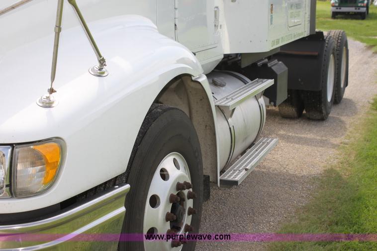 image for item G4055 2007 International 9200i semi truck