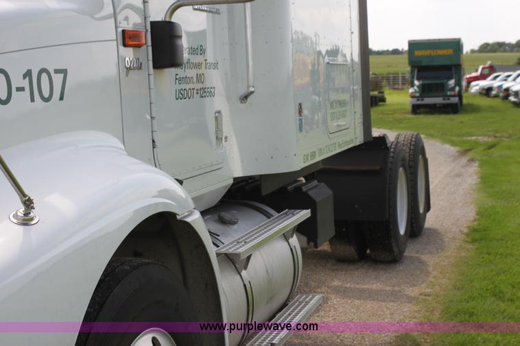 image for item G4055 2007 International 9200i semi truck