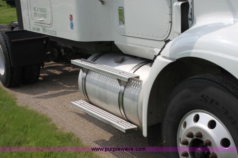 image for item G4055 2007 International 9200i semi truck