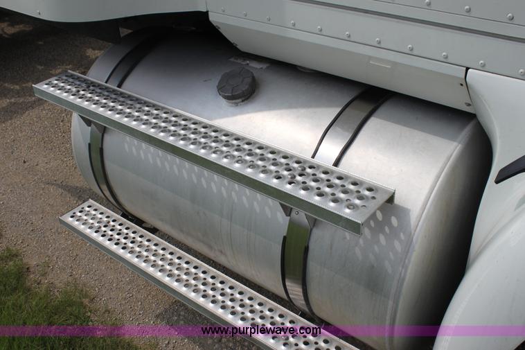 image for item G4055 2007 International 9200i semi truck