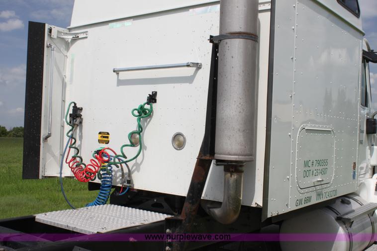 image for item G4055 2007 International 9200i semi truck