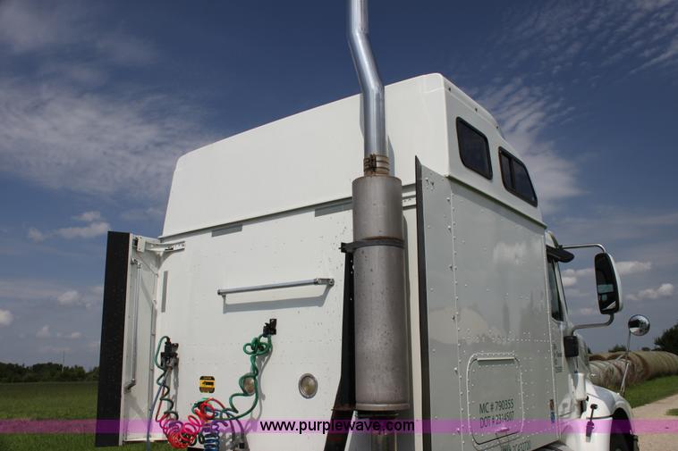 image for item G4055 2007 International 9200i semi truck