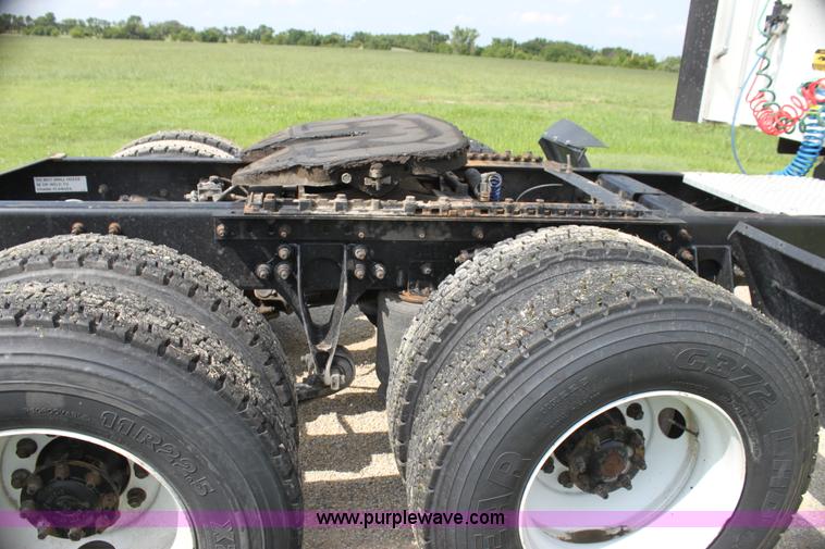 image for item G4055 2007 International 9200i semi truck