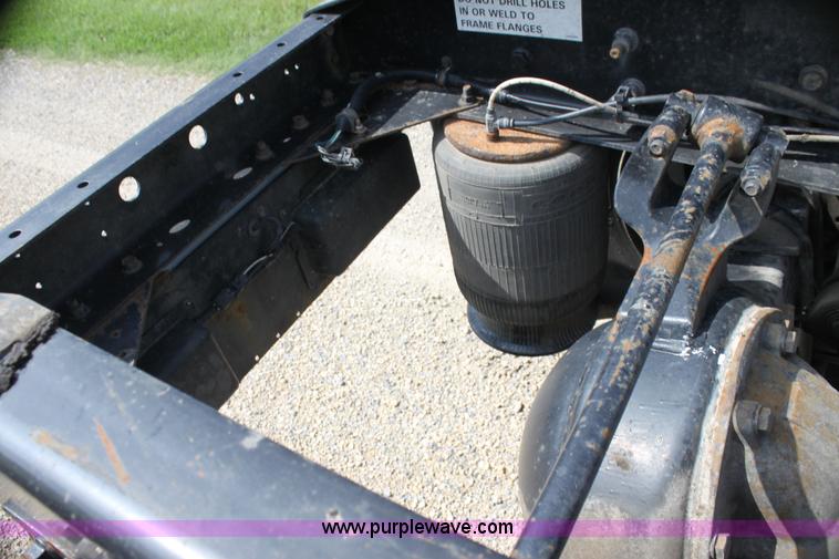 image for item G4055 2007 International 9200i semi truck