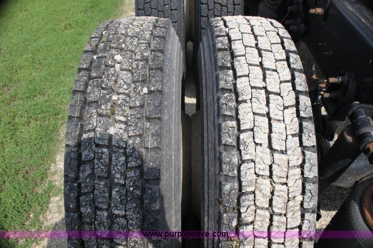 image for item G4055 2007 International 9200i semi truck