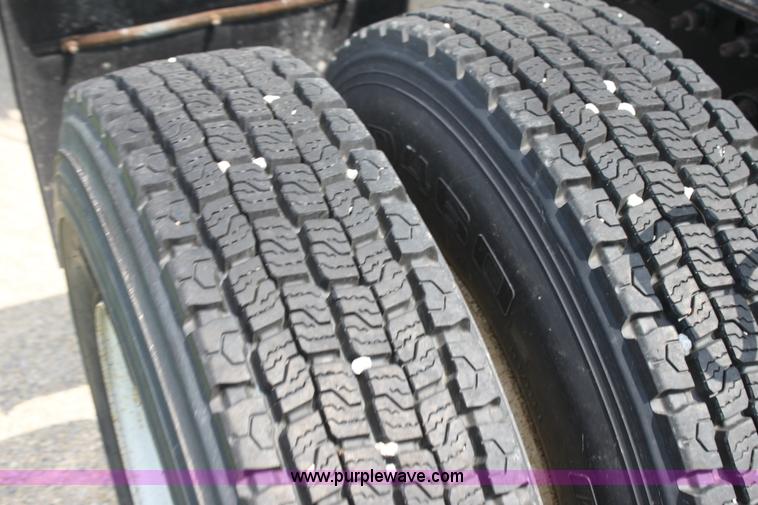 image for item G4055 2007 International 9200i semi truck