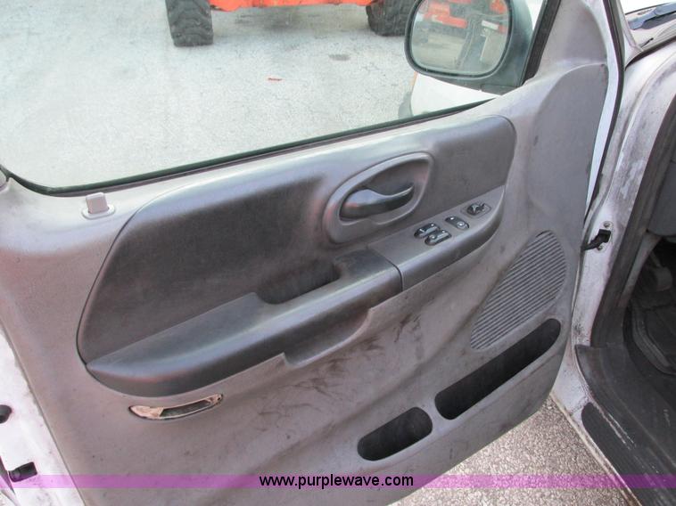 image for item G9229 2002 Ford F150 XLT SuperCab pickup truck