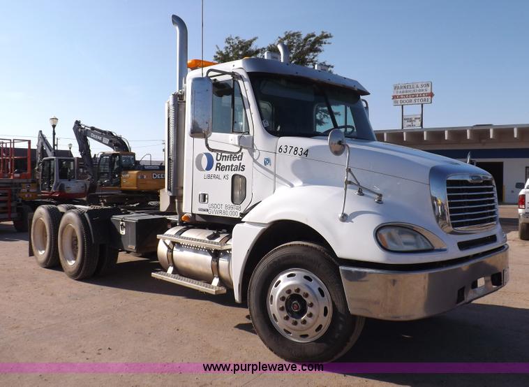 image for item I7589 2007 Freightliner Columbia semi truck