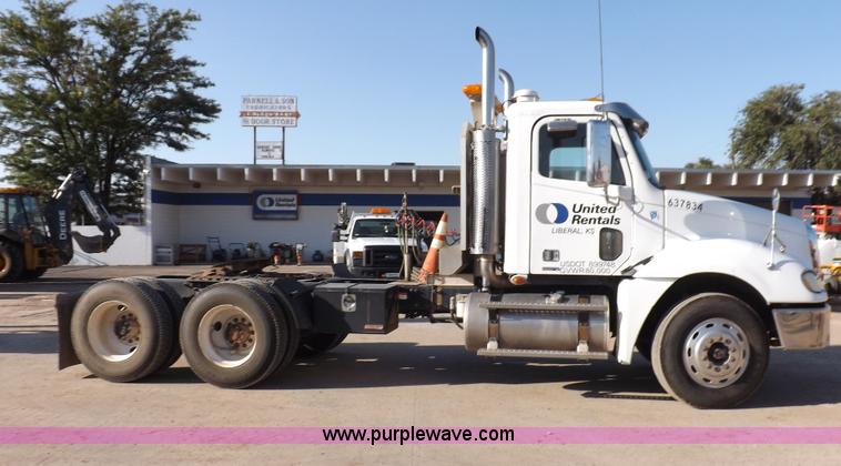 image for item I7589 2007 Freightliner Columbia semi truck