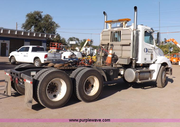 image for item I7589 2007 Freightliner Columbia semi truck