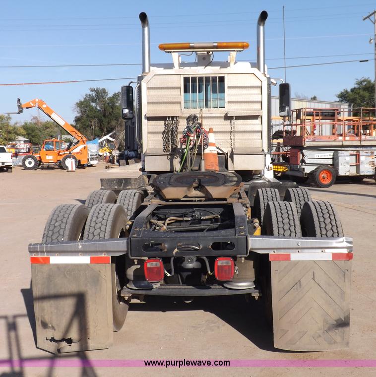 image for item I7589 2007 Freightliner Columbia semi truck