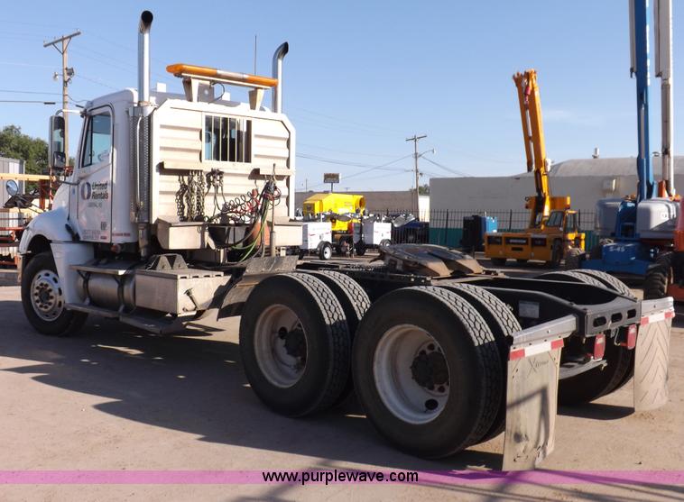 image for item I7589 2007 Freightliner Columbia semi truck