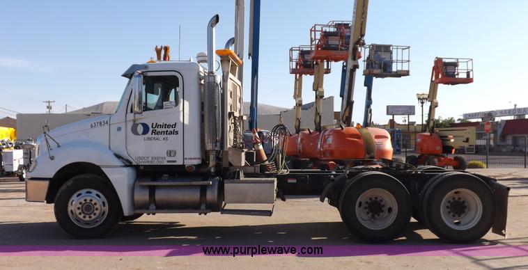 image for item I7589 2007 Freightliner Columbia semi truck
