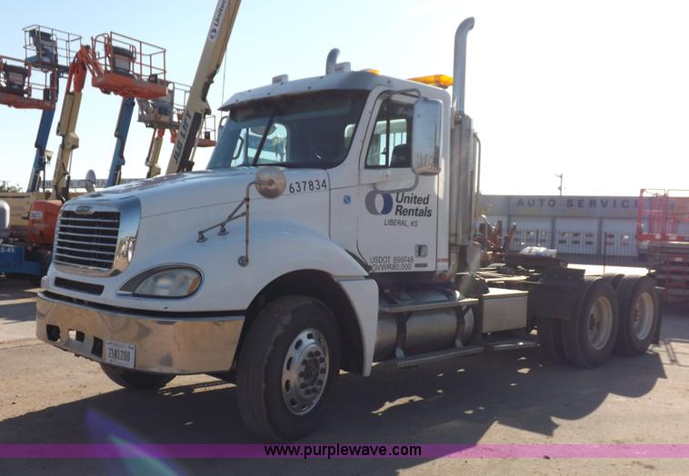 image for item I7589 2007 Freightliner Columbia semi truck