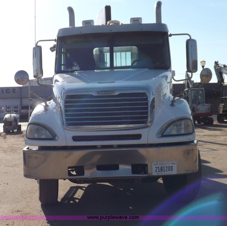 image for item I7589 2007 Freightliner Columbia semi truck