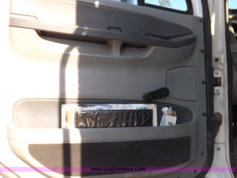 image for item I7589 2007 Freightliner Columbia semi truck