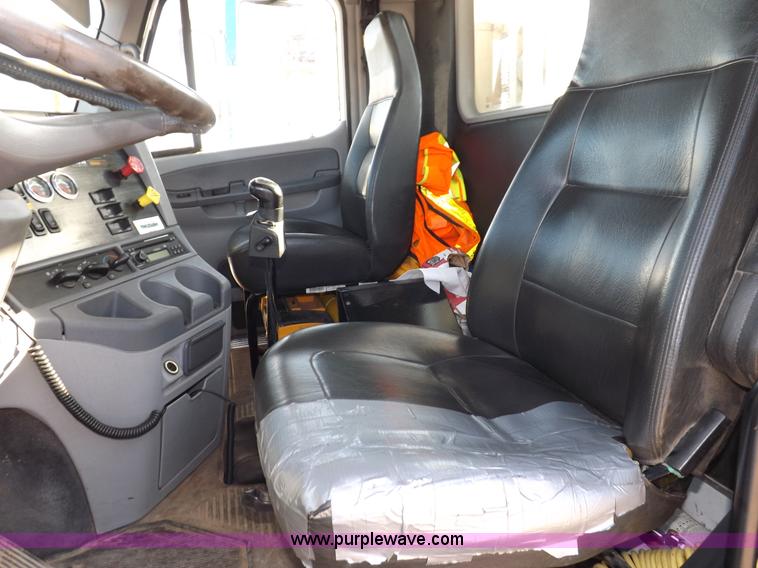 image for item I7589 2007 Freightliner Columbia semi truck