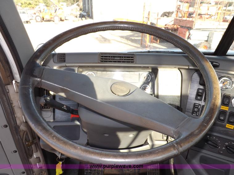 image for item I7589 2007 Freightliner Columbia semi truck